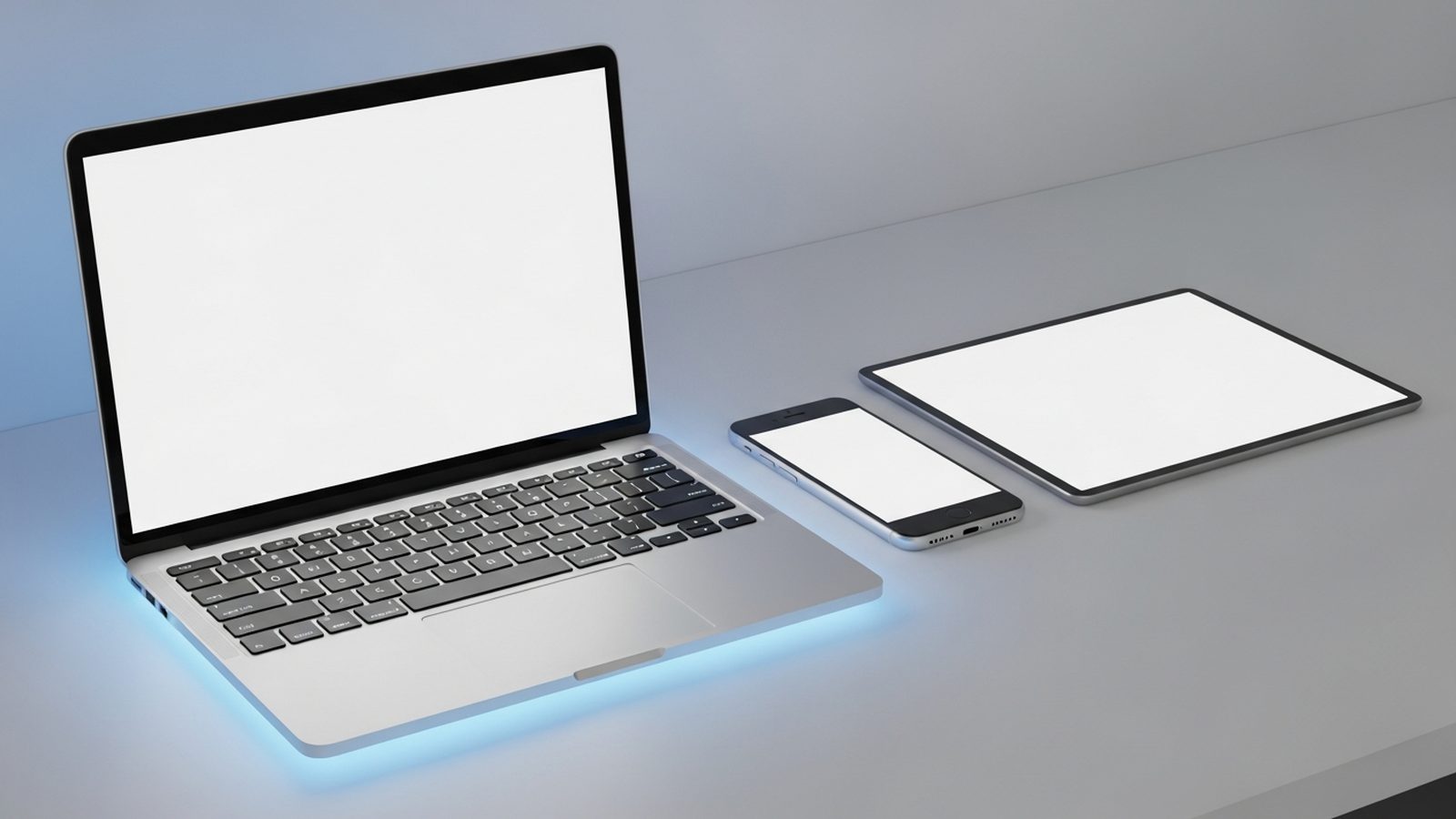 Laptop, smartphone y tablet sobre escritorio moderno